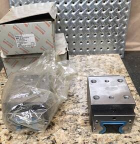 R182143110 Bosch Rexroth Roller Carriage Linear Guide Block R1821 Series New